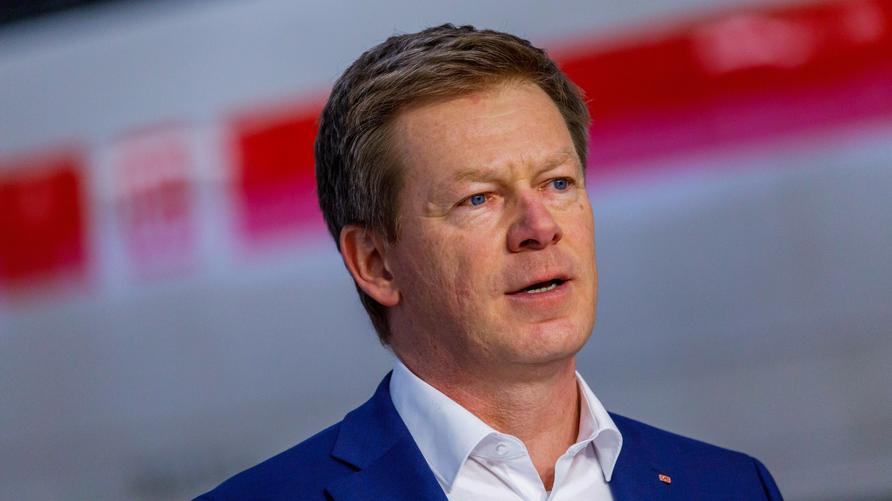 Deutsche Bahn: Eroeffnung neues Bahnwerk Cottbus - Richard Lutz DEU/Deutschland/Brandenburg/Cottbus, 11.01.2024, Feierliche Einweihung des neuen Bahnwerks Cottbus - Bahn-Vorstand Richard Lutz spricht zu den Gaesten der Veranstaltung. Das neue ICE-Instandhaltungswerk in Cottbus Neues Werk Cottbus wird am 11. Januar 2024 durch den Bundeskanzler Olaf Scholz SPD in Betrieb genommen. Das Werk gilt als wichtiges Strukturwandelprojekt in der Lausitz.