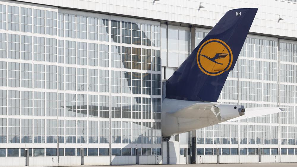 Lufthansa: Die Lufthansa will bis 2030 20 Prozent der Jobs außerhalb des direkten Flugbetriebs streichen.
