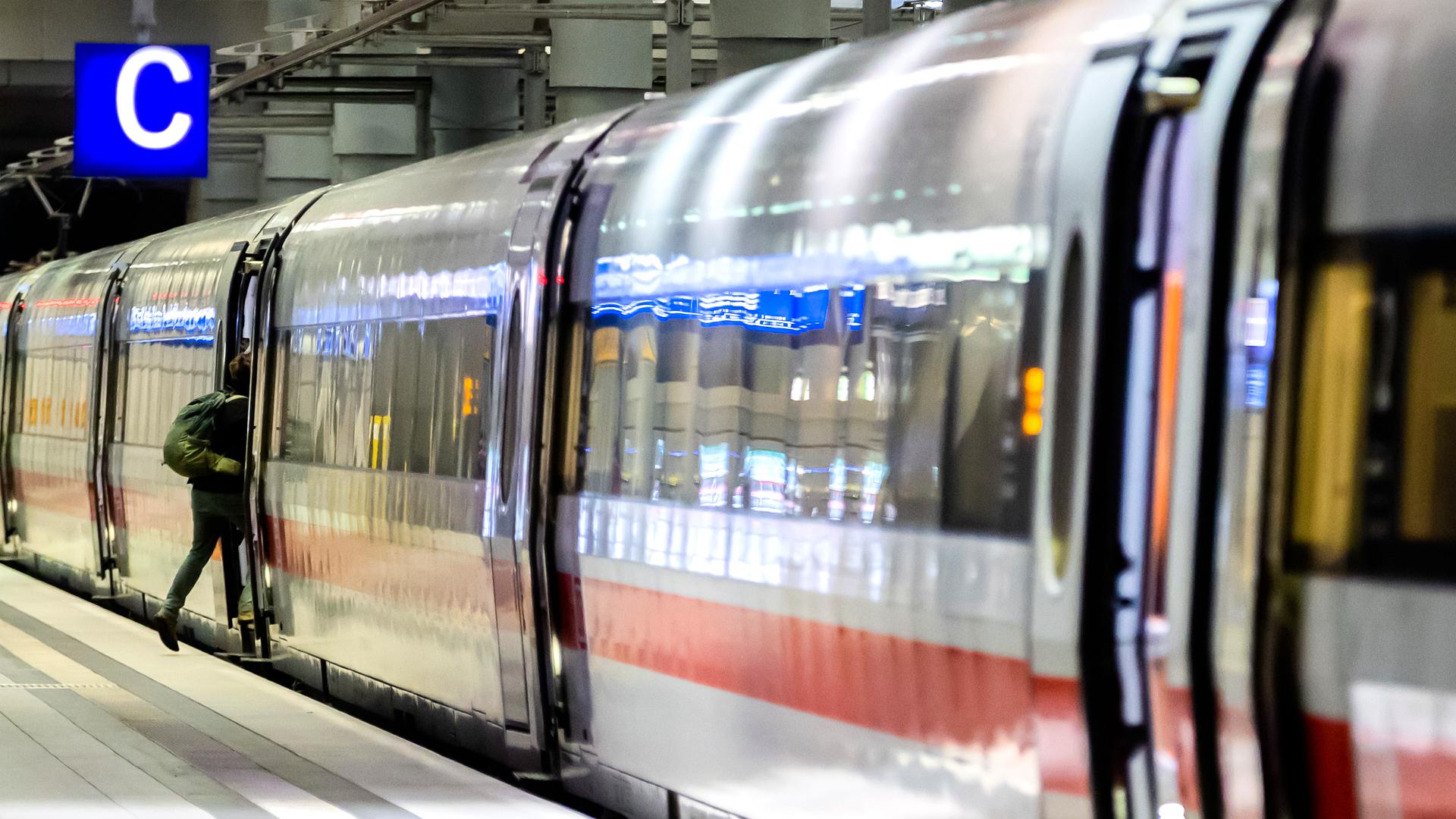 Deutsche Bahn: Nahezu jeder zweite Fernzug im September verspätet