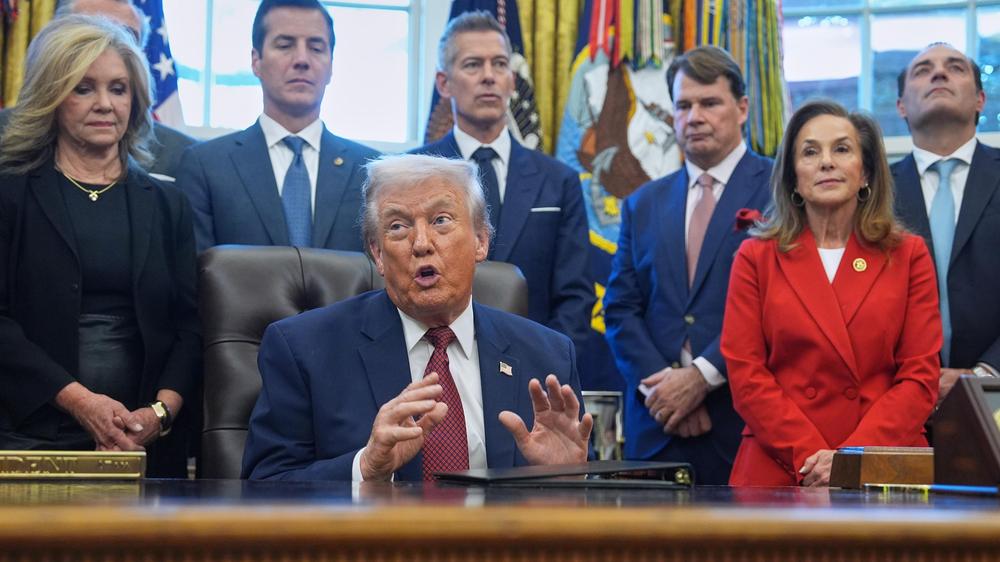  Im Beisein von Vertretern der Automobilindustrie hat US-Präsident Donald Trump im Oval Office eine Änderung der Emissionsregeln für Hersteller angekündigt.