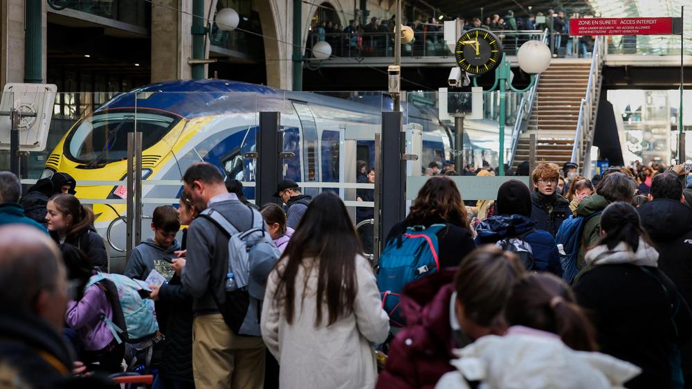 Eurostar: Wegen Problemen mit der Oberleitung war der Zugverkehr zwischen Großbritannien und Festland gestoppt. Laut dem Betreiber Eurostar fahren nun vereinzelt Züge wieder.