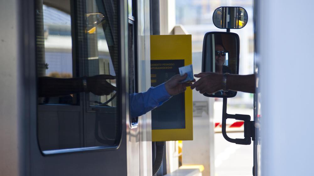  Anders als in Deutschland sind die meisten Autobahnen in Italien gebührenpflichtig. Wer dort in einem besonders langen Stau steht, soll künftig Maut zurückfordern können.