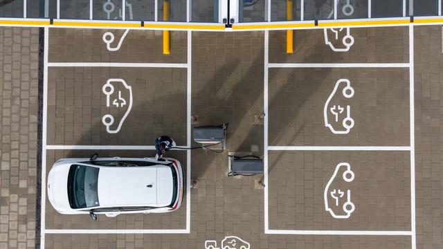 Elektromobilität: Neuzulassungen von E-Autos 2025 erneut deutlich angestiegen