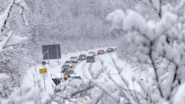 Winterwetter: 30 Kilometer Stau bei Wiesbaden nach starkem Schneefall