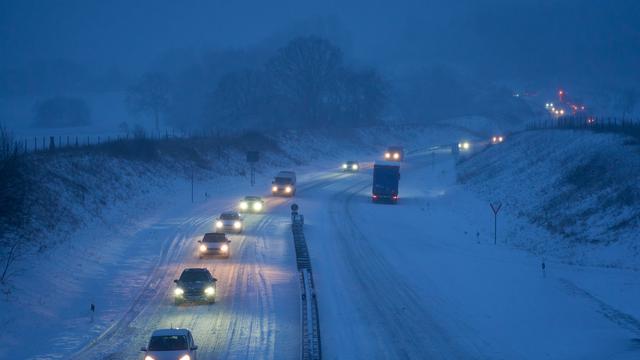 Deutscher Wetterdienst: Unwetterartiger Wintereinbruch sorgt für Schnee und Glatteis