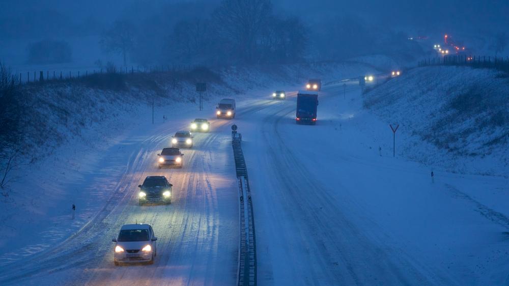 Deutscher Wetterdienst: Von Nordrhein-Westfalen über Hessen und Rheinland-Pfalz bis nach Ostbayern schneit es in der ersten Tageshälfte bis in tiefe Lagen, wie der Deutsche Wetterdienst mitteilte.