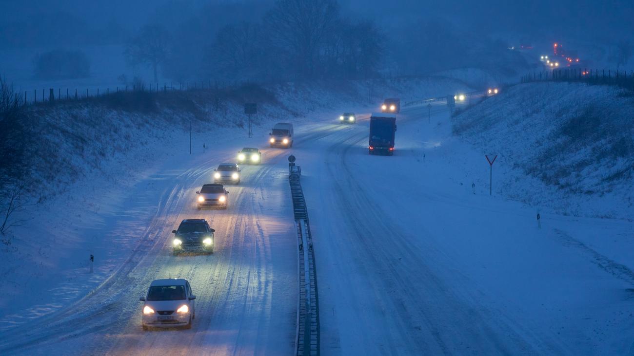 Deutscher Wetterdienst: Unwetterartiger Wintereinbruch sorgt für Schnee und Glatteis