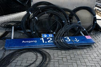 Deutsche Bahn: Ausrangierte Wegweiser liegen auf einem Bahnsteig. Bei der Generalsanierung der Bahnstrecke Hamburg - Berlin sind umfangreiche Arbeiten am Bahnhof Wittenberge im Gange. Es entsteht auch ein neuer Bahnsteig, um die Anforderungen des angestrebten Deutschlandtaktes zu erfüllen. +++ dpa-Bildfunk +++29/10/2025