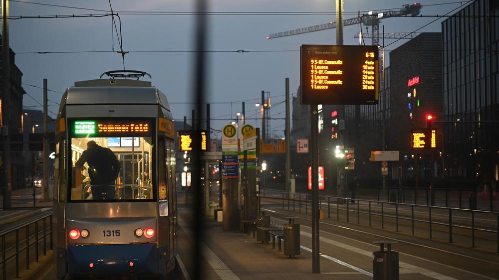  Eine Straßenbahn in Leipzig. Auch hier ist die Monatskarte teurer als das Deutschlandticket.