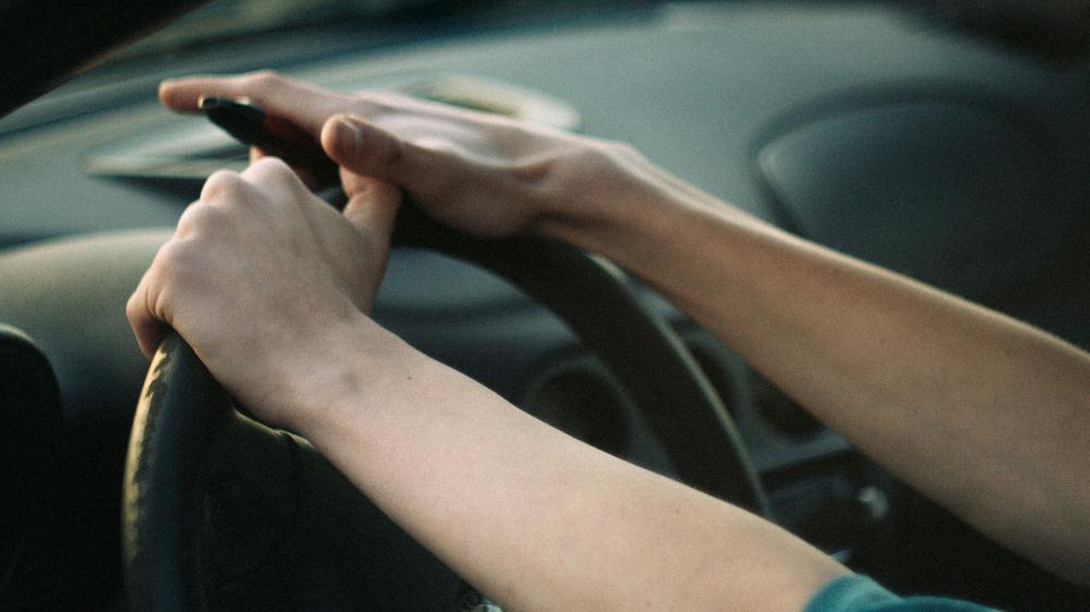 Führerscheinkosten: Für den Führerschein müssen Jugendliche mehr denn je arbeiten und sparen – oder auf Elternhilfe hoffen.