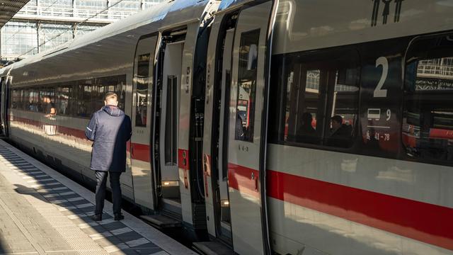 Angriffe auf Zugbegleiter: Verkehrsminister lehnen feste Doppelbesetzung für Zugbegleiter ab