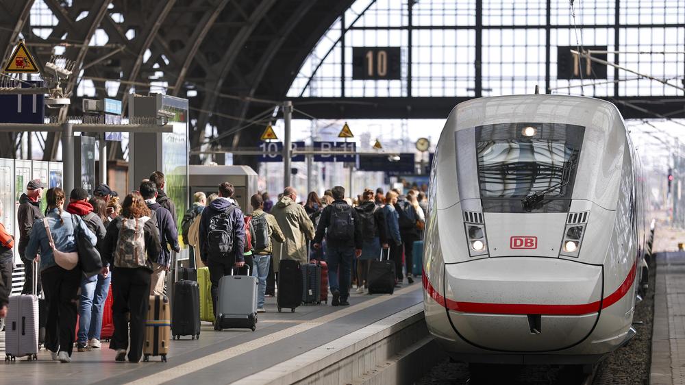 Bahnreisen: Last-minute-Tickets sollen nur für Fernzüge verkauft werden, in denen es noch freie Plätze gibt.