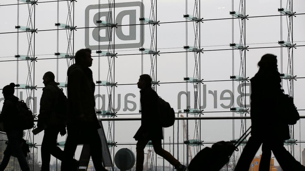 Deutsche Bahn: Travelers in Berlin Central Station: The railway union is demanding discounts on train tickets in view of the high fuel prices.