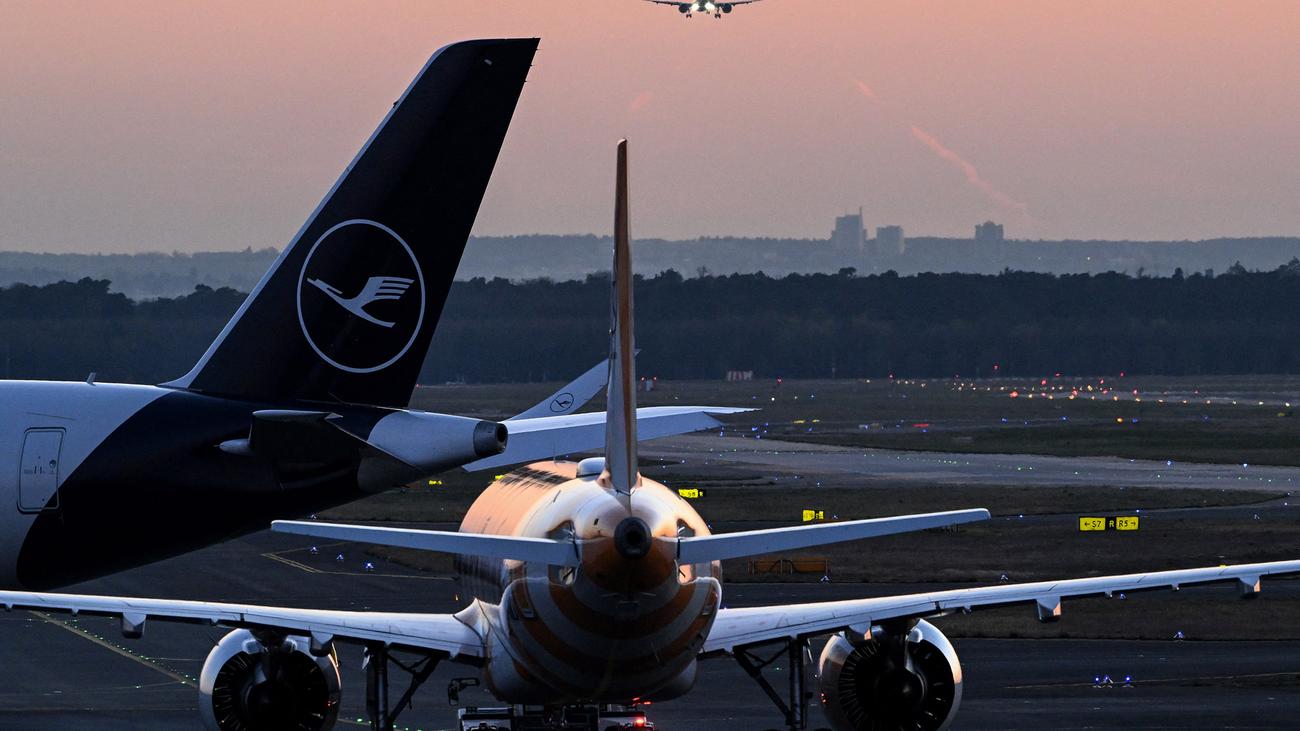 Flugverkehr: Lufthansa besorgt wegen möglicher Kerosinknappheit