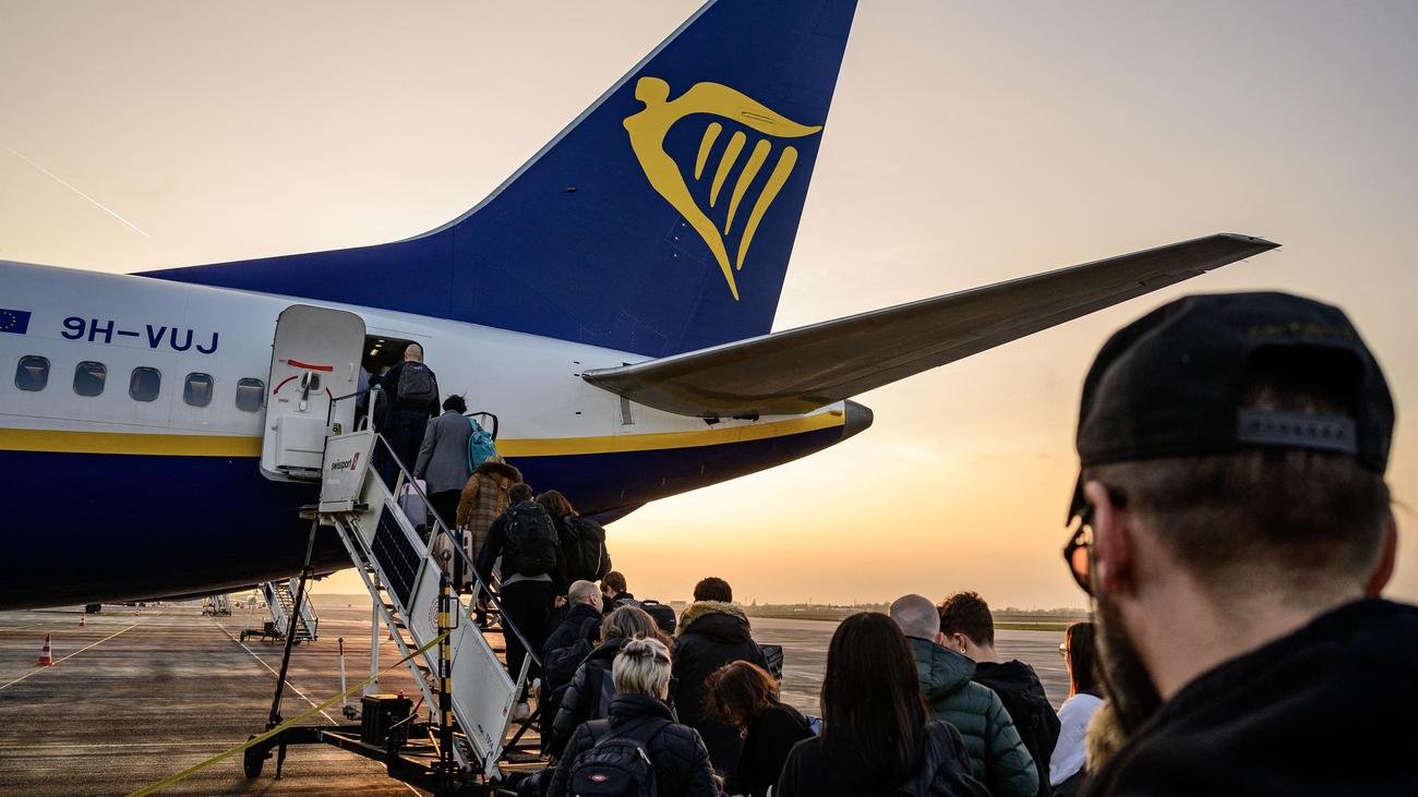 Flugreisen: Ryanair halbiert Zahl der Flüge von und nach Berlin