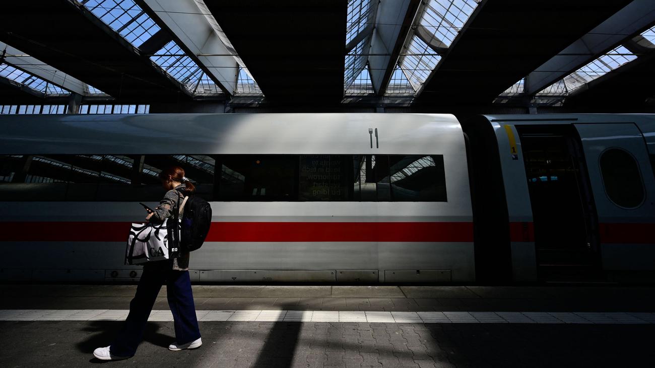 HUK-Umfrage: Bürger nutzen zunehmend das Auto statt die Bahn