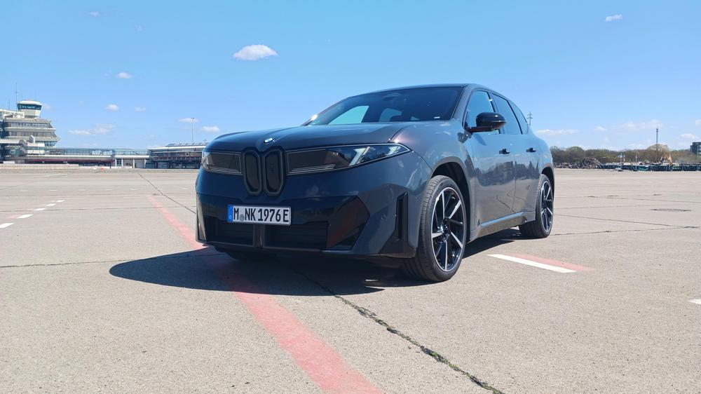 BMW iX3: BMW hat schwere Zeiten hinter sich, was den Wandel zur Elektromobilität betrifft. Doch jetzt soll mit der »Neuen Klasse« alles besser werden. Der erste Vertreter ist der iX3.
