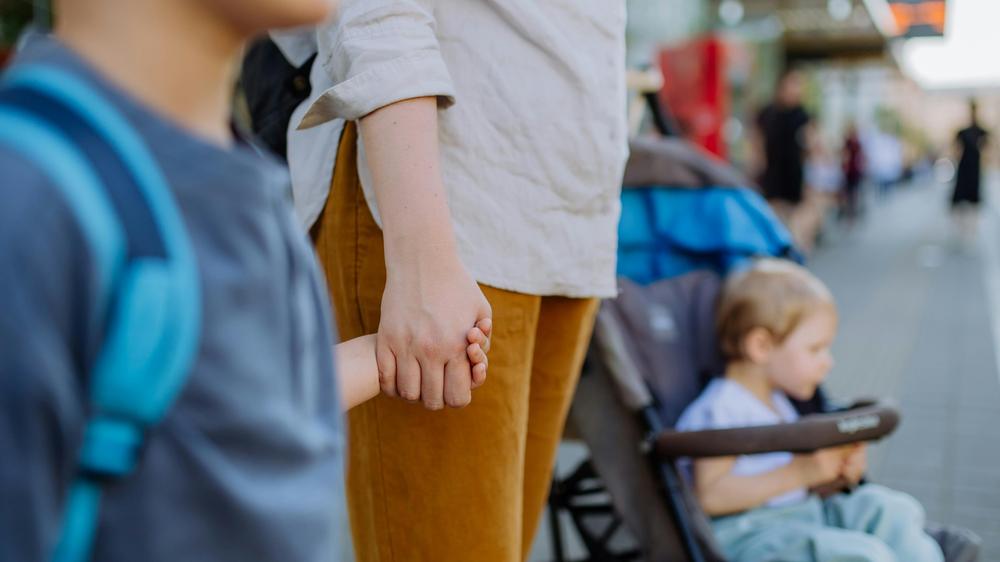 Verkehrssicherheit: Besonders Grundschüler haben einer Umfrage zufolge Probleme mit der Aufmerksamkeit im Straßenverkehr.
