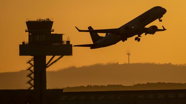 Sperrung der Straße von Hormus: Was Urlauber über die aktuelle Kerosin-Lage wissen müssen