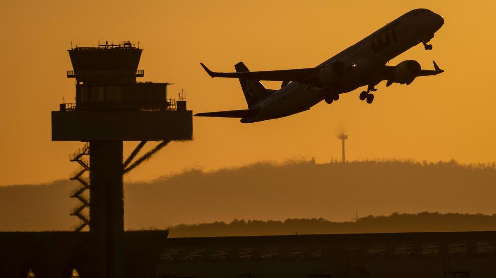  Die Internationale Energieagentur (IEA) hatte bereits im April vor Kerosinmangel gewarnt. Das macht auch vielen Urlauberinnen und Urlaubern Sorgen.