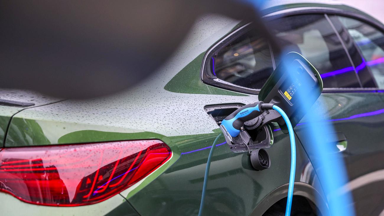 İçten Yanmalı Motorların Yasaklanması: Birçok AB Ülkesi Elektrikli Araçlarda 'İddialı Rotayı' Korumak İstiyor