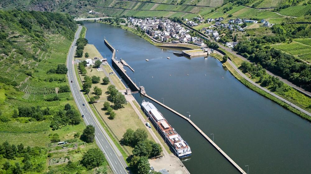 Diesel Mosel Ölteppich Fahrgastschiff Schleuse Detzem