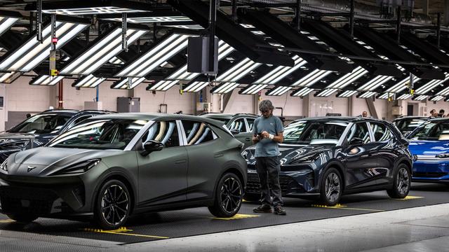 Electric Cars Poised for Mass-Market Breakthrough as Affordability and Performance Improve