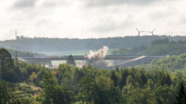 Talbrücke Ottfingen: Marode Talbrücke an der A45 im Sauerland im zweiten Anlauf gesprengt
