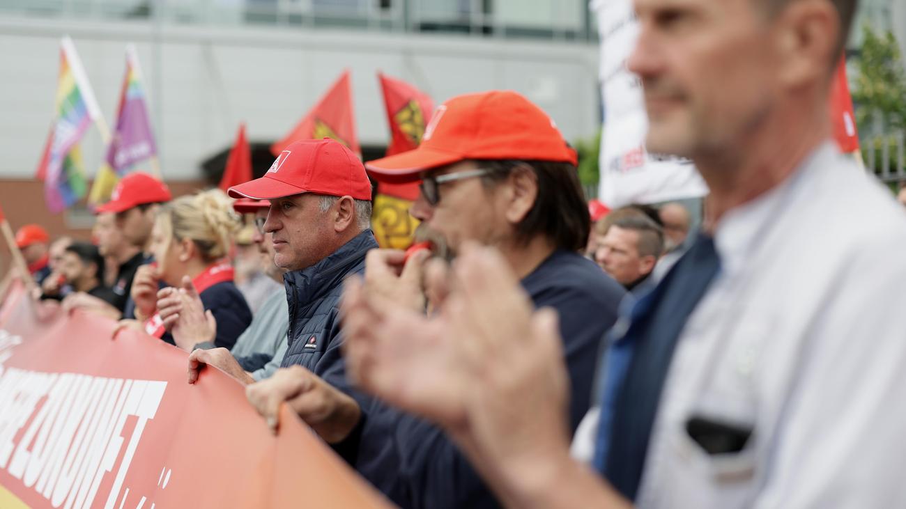 VW'de Eylem Günü: Sendika, Volkswagen Yönetim Kurulu Toplantısı Öncesinde Protesto Etti