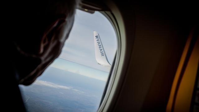 Ryanair-Zwischenfall: Fenster von Ryanair-Maschine wurde durch Triebwerkteile zerstört
