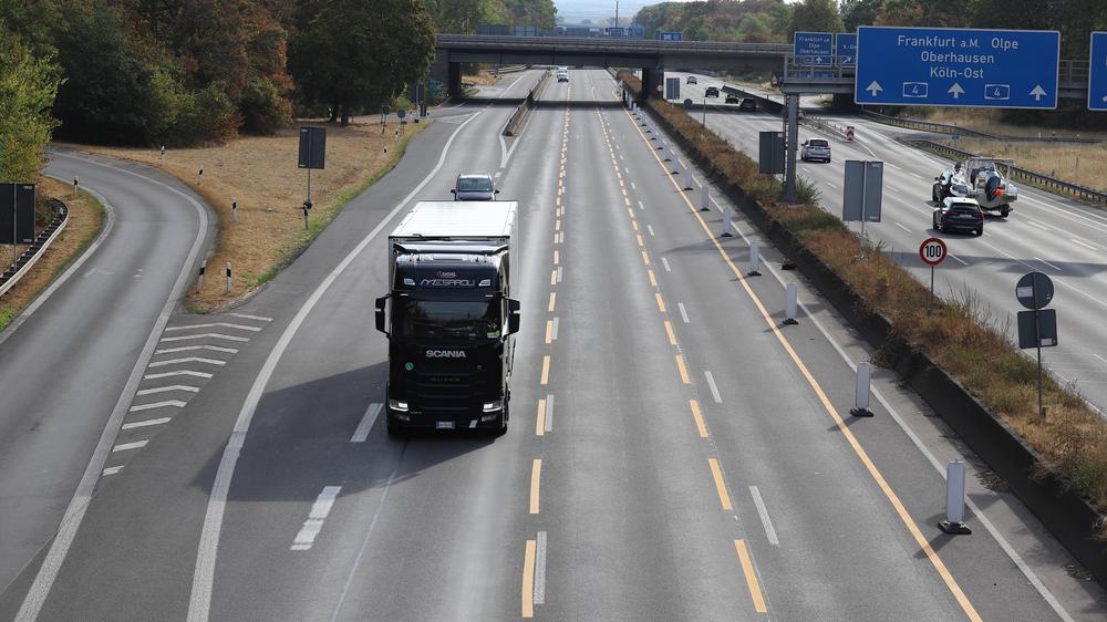 Lkw-Sonntagsfahrverbot: Aufgrund der angespannten Lage in der Binnenschifffahrt sind die Feier- und Sonntagsfahrverbote in einigen Bundesländern für Lkw aufgehoben.