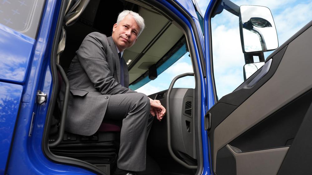 Steffen Bilger: Der neue CDU-Verkehrsminister Steffen Bilger testet auf seiner Sommerreise durch Schleswig-Holstein auch Lkw mit Elektroantrieb.
