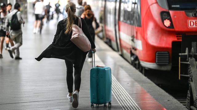 Sicherheit im Zugverkehr : Deutsche Bahn will Alkohol an allen Bahnhöfen verbieten