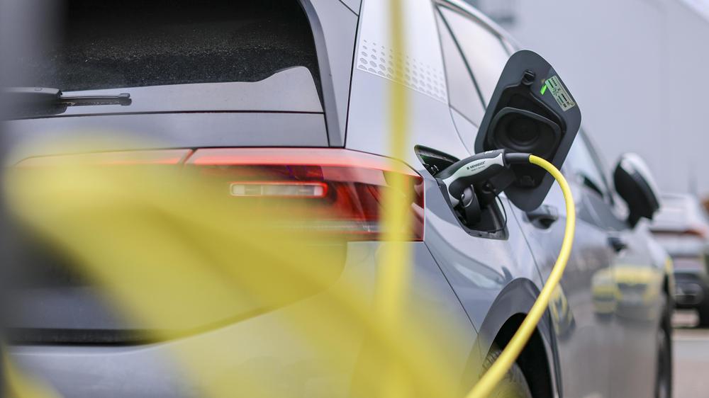 E-Auto-Kaufprämie Förderung Bafa Antrag Einkommen VW Tesla