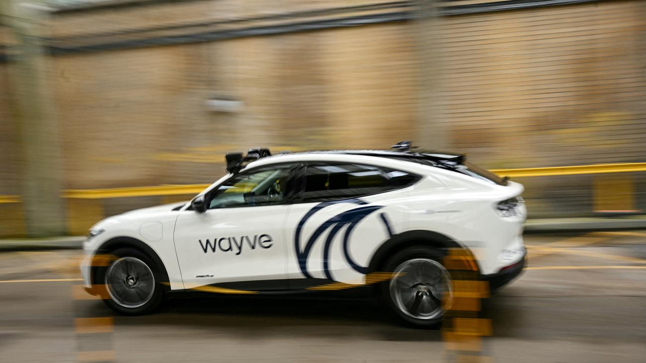 Durch die britische Hauptstadt kann man sich ab sofort auch mit einem selbstfahrenden Robotaxi bewegen. Zur Sicherheit sitzt dennoch weiterhin ein Mitarbeiter…