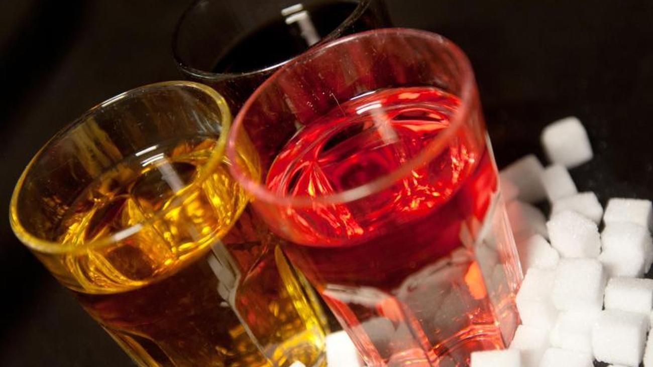 Сахар в газировке и соках. Акциз на сладкие напитки. Сахаросодержащие напитки. Напитки газированные безалкогольные. Газированные напитки.