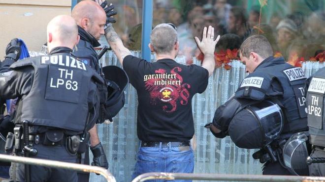 Neonazis beim Rockkonzert: Rechte greifen Polizisten in Apolda mit Steinen an