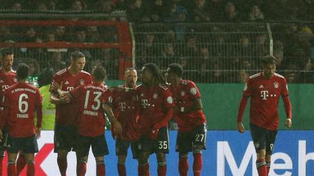 Dfb Pokal 2 Runde Bayern Nur 2 1 In Rodinghausen Hsv Fans Zunden Pyros Zeit Online