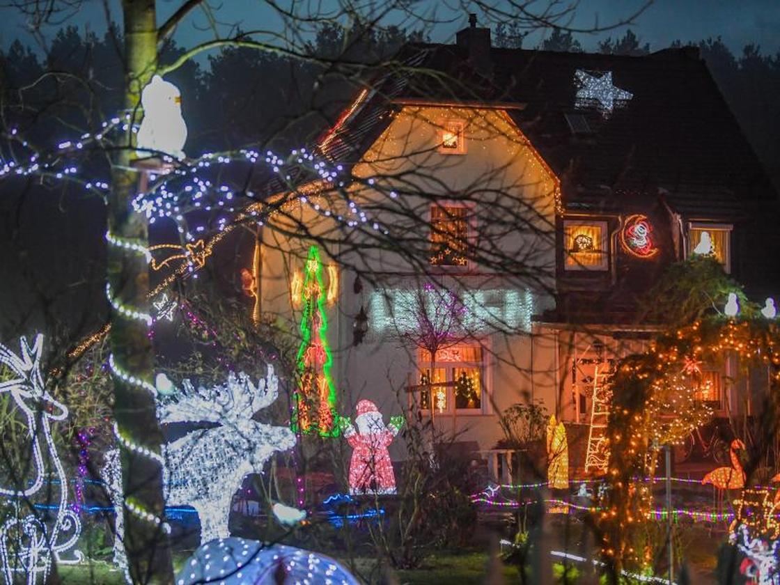 Teurer Lichterglanz: Weihnachtshäuser strahlen zum Advent
