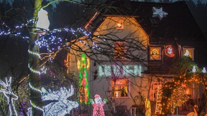 Teurer Lichterglanz: Weihnachtshäuser strahlen zum Advent