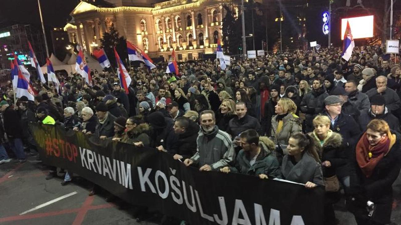 Nach Gewalt Gegen Kritiker: Tausende Protestieren In Belgrad Gegen Die ...