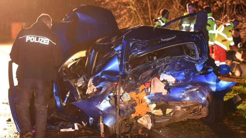 18-jähriger Fahrer: Unfall nach Flucht auf Autobahn stürzt Familie ins