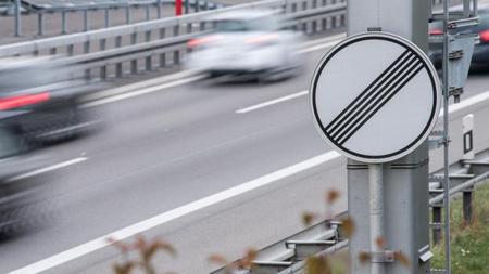 Hintergrund Faktencheck Was Bringt Generelles Tempolimit Auf Autobahnen Zeit Online