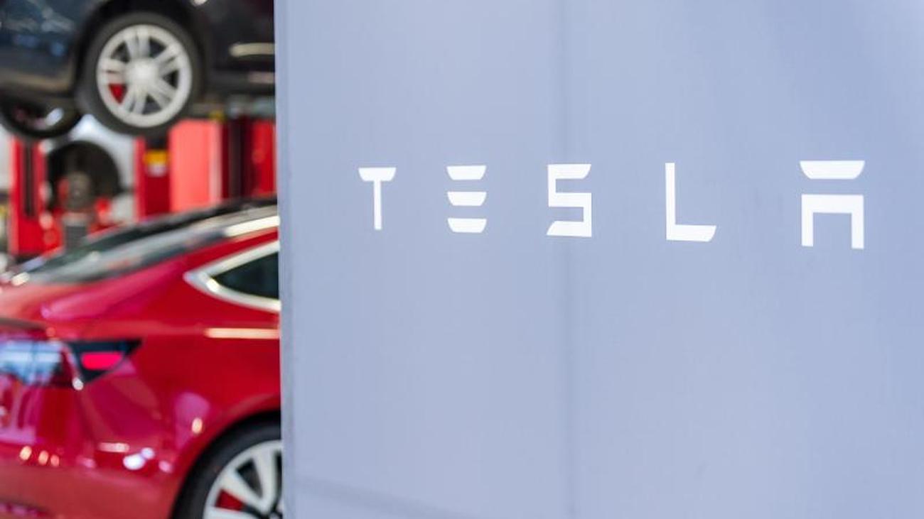 Verlust Im Ersten Quartal: Tesla Verlagert Verkäufe Ins Internet | ZEIT ...