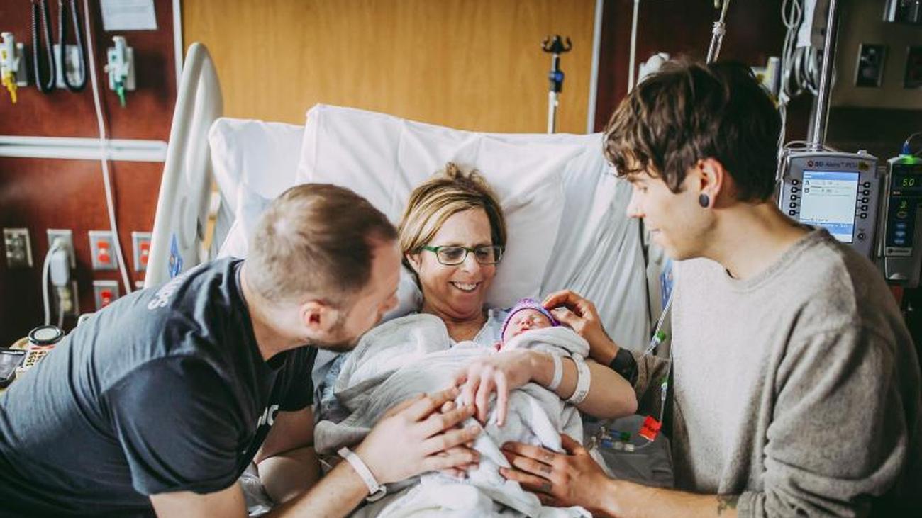 И родил он сынов и дочерей. Настоящее счастье. 61 американка родила внучку для сына и его мужа. И родил он сынов и дочерей. 61 летняя американка родила внучку для сына.