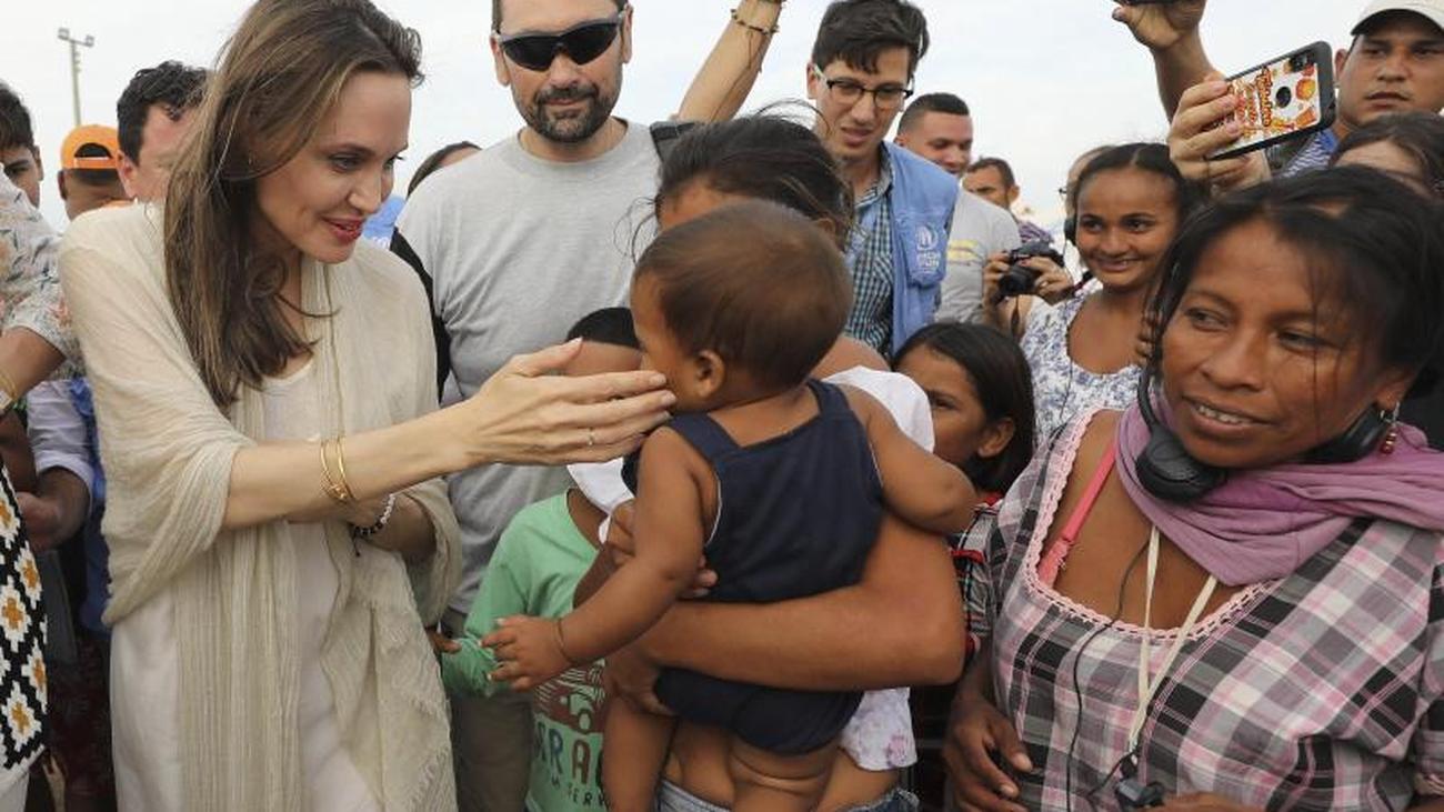 Резултат с изображение за „angelina jolie No Kid Hungry“