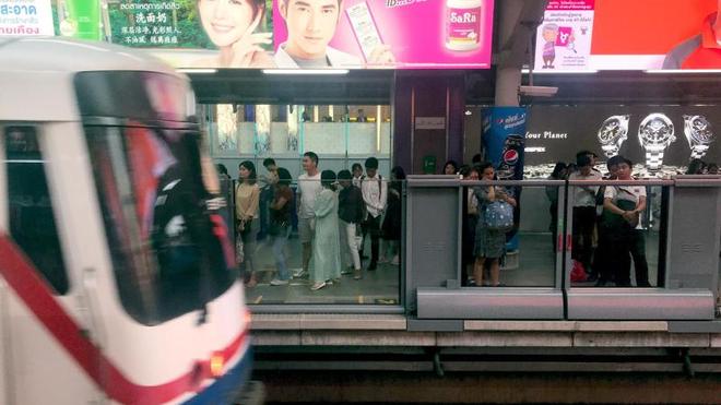 Schranken und Glastüren: Gefahrenzone Bahnhof: Kann Deutschland vom Ausland lernen?