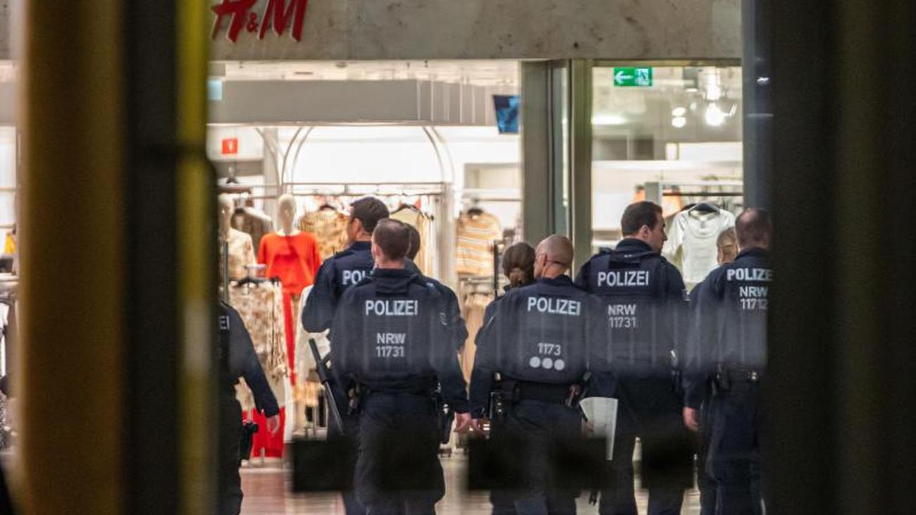 Large Scale Operation In Duisburg Cleared Out Shopping Center Bag Probably Contained Bomb Dummy Teller Report