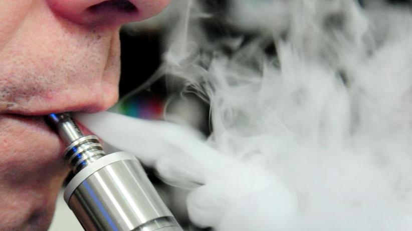 Atemwegserkrankung: Lungenprobleme durch E-Zigarette: Erster Toter in ...