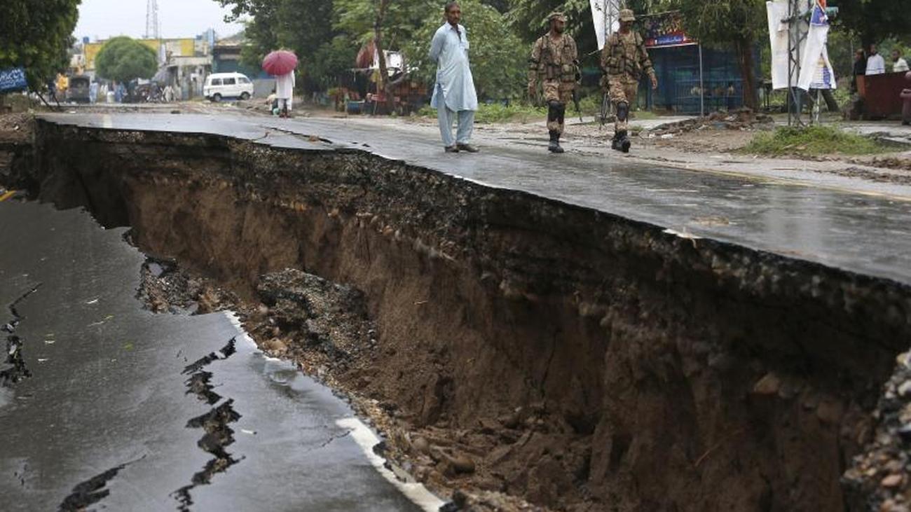 Kashmir center of the quake At least 32 dead after earthquake in